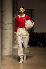 ロク 2025年春夏コレクション - 目を奪う“捻じれ”や大胆なシルエット｜写真17