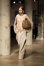 ロク 2025年春夏コレクション - 目を奪う“捻じれ”や大胆なシルエット｜写真20