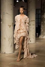 ロク 2025年春夏コレクション - 目を奪う“捻じれ”や大胆なシルエット｜写真22