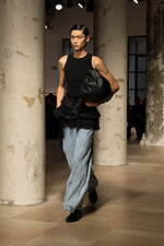 ロク 2025年春夏コレクション - 目を奪う“捻じれ”や大胆なシルエット｜写真26