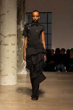 ロク 2025年春夏コレクション - 目を奪う“捻じれ”や大胆なシルエット｜写真27