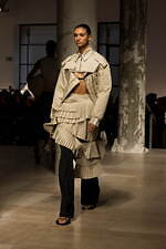 ロク 2025年春夏コレクション - 目を奪う“捻じれ”や大胆なシルエット｜写真29