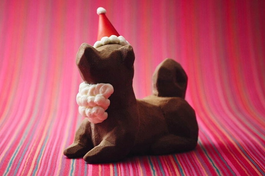 チョコレートケーキ｜サンタ姿の“忠犬ハチ公”型チョコケーキ、ホテルインディゴ東京渋谷のクリスマス