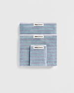 オーラリー×テクラ、“温泉文化”着想ストライプ柄ダウンジャケットやバスローブ風コート｜写真15