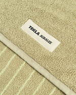 オーラリー×テクラ、“温泉文化”着想ストライプ柄ダウンジャケットやバスローブ風コート｜写真6