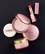 アテニア24年クリスマスコスメ、マーブル模様フェイスパウダー＆血色ピンクのリップ美容液｜写真1