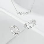 イー・エム24年クリスマスジュエリー、”煌めく星”のネックレス＆ピアス｜写真1