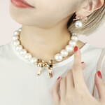 ラブ バイ イー・エム24年クリスマス、結んだ”リボン”のパールネックレス＆ピアス｜写真1