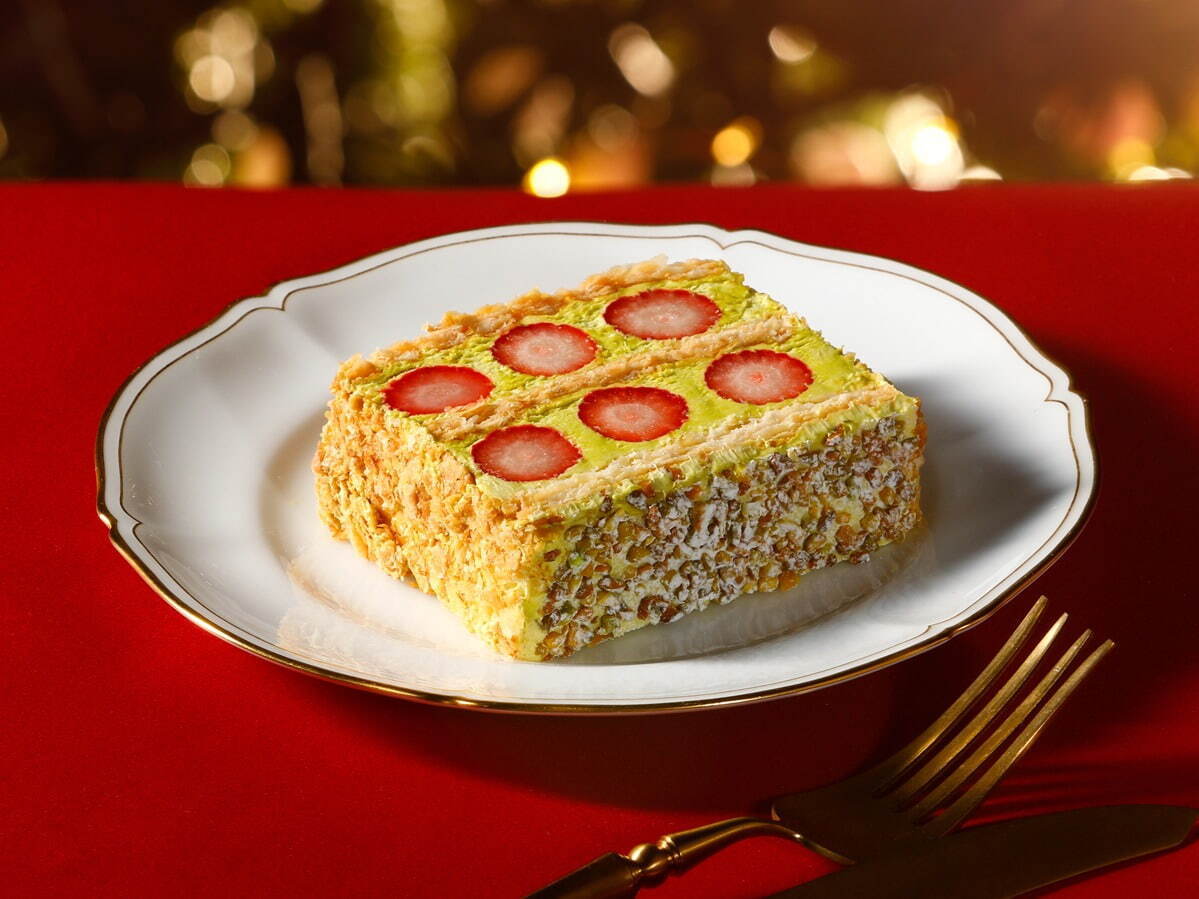 フランセ表参道本店の限定ミルフィユ、ピスタチオバタークリーム＆苺をサクサクパイでサンド｜写真1