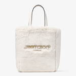 ジミー チュウ“ふわもこ”シアリング×レザーのウィメンズブーツ、新作ロゴトートも｜写真4