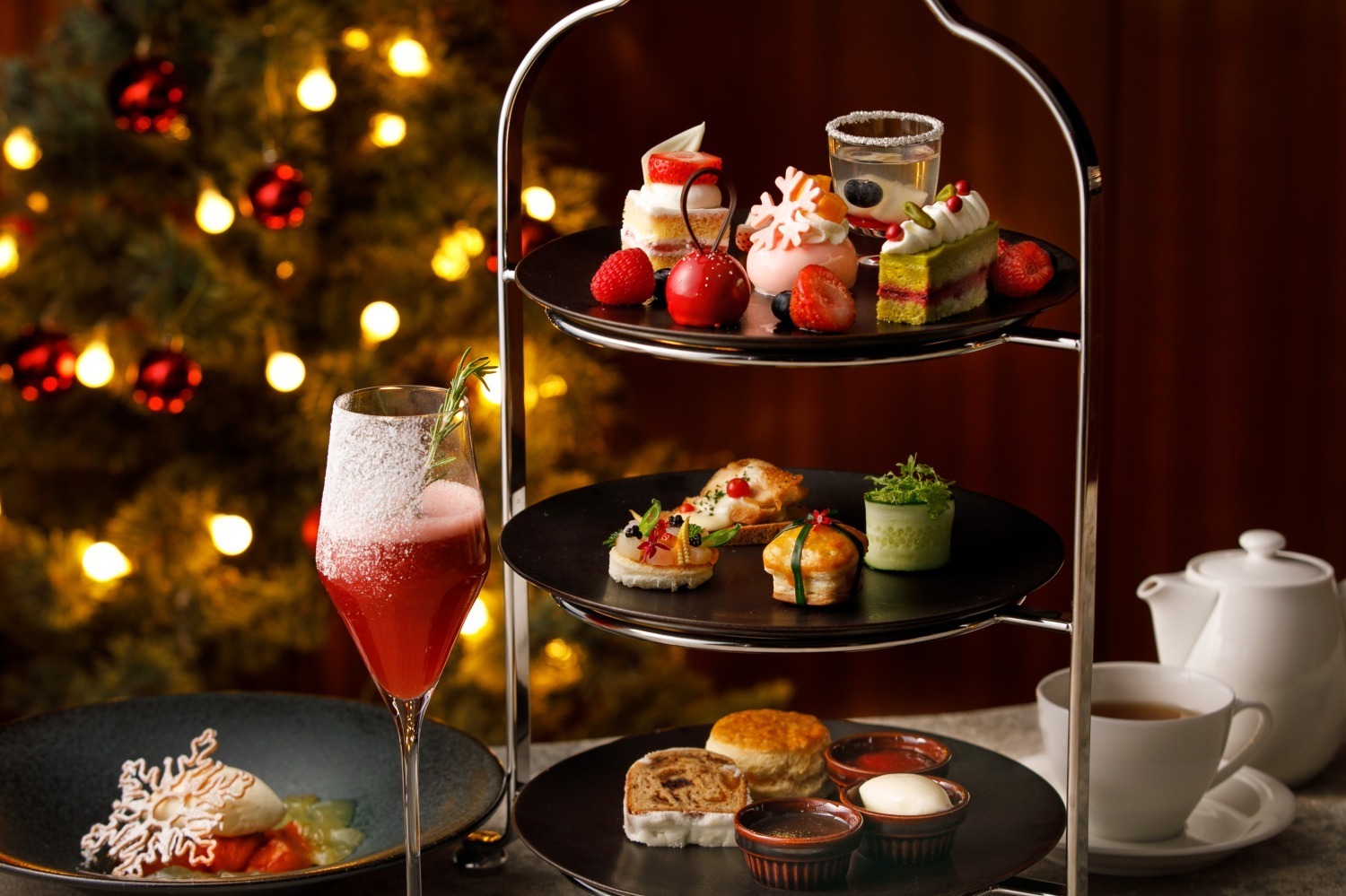 サンドウィッチ｜グランド ハイアット 福岡「クリスマスアフタヌーンティー」“ギフトボックス型”苺ショートケーキ