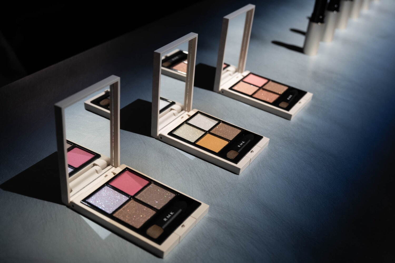 RMK2025年春コスメ、寒色ニュアンスカラーの4色アイパレや目元