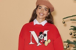 フォーエバー21「ディズニー」クリスマス限定ウィメンズウェア、“ミッキー＆頭文字”刺繍スウェットなど