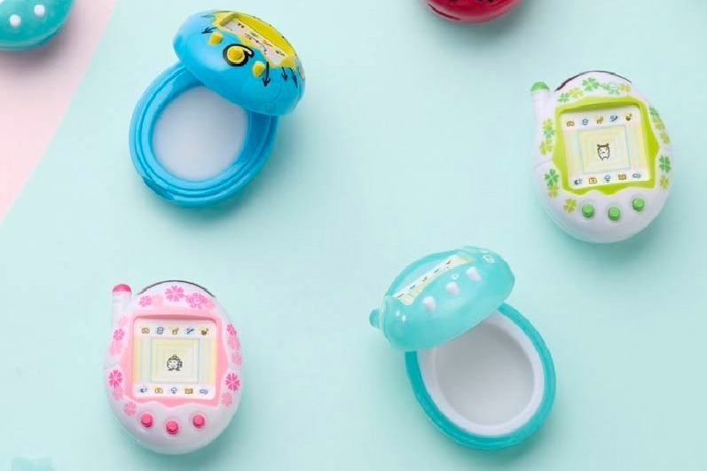 ファミリーマート｜まるで本物「たまごっち」型ミニコスメ第2弾は保湿バーム、“ストロベリー・キャンディ・ミルク”の香りで