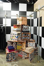 コム デ ギャルソン限定ストアが原宿に - 黒＆ピンクのウェアやカスタムスニーカーも登場｜写真13