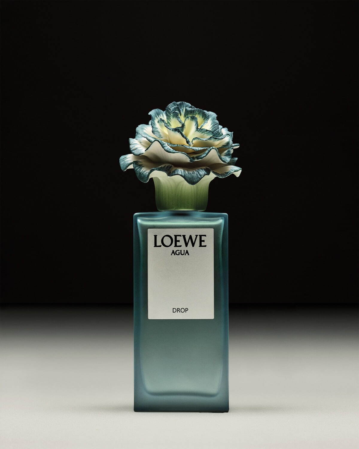 ロエベ パルファム“磁器の花びらキャップ”が咲くフレグランス