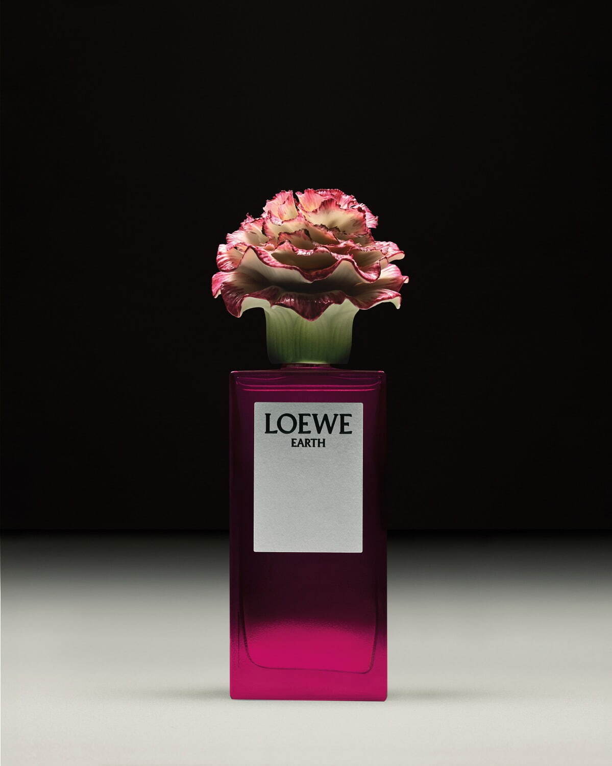 ロエベ パルファム“磁器の花びらキャップ”が咲くフレグランス