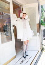 ミルク24年冬“ダブルリボン”付き厚底ヒールシューズ、艶めくメタリックカラーのアッパーで｜写真12