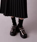 ミルク24年冬“ダブルリボン”付き厚底ヒールシューズ、艶めくメタリックカラーのアッパーで｜写真9