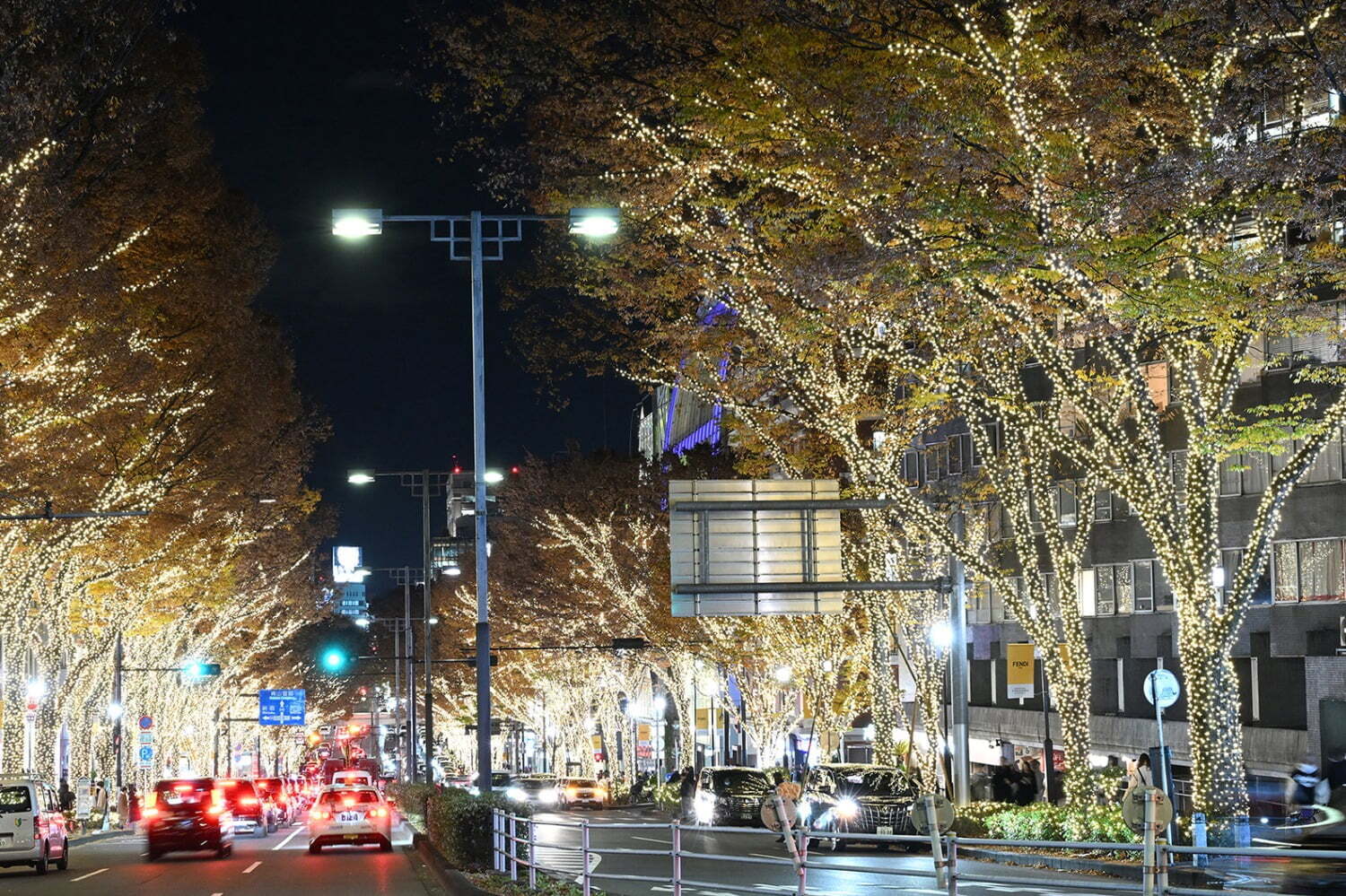 表参道ヒルズ｜「表参道フェンディ イルミネーション2024」LED約90万球が織りなす“シャンパンゴールド”の輝き