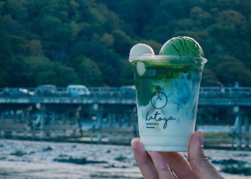 八十八良葉舎」初の旗艦店が京都・嵐山に、自分で抹茶を点てる