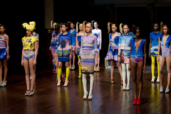 2011年春夏パリコレクション｜インドのスターはパリでも注目、マニッシュアローラ(Manish Arora) のパワフルな2011年春夏コレクション