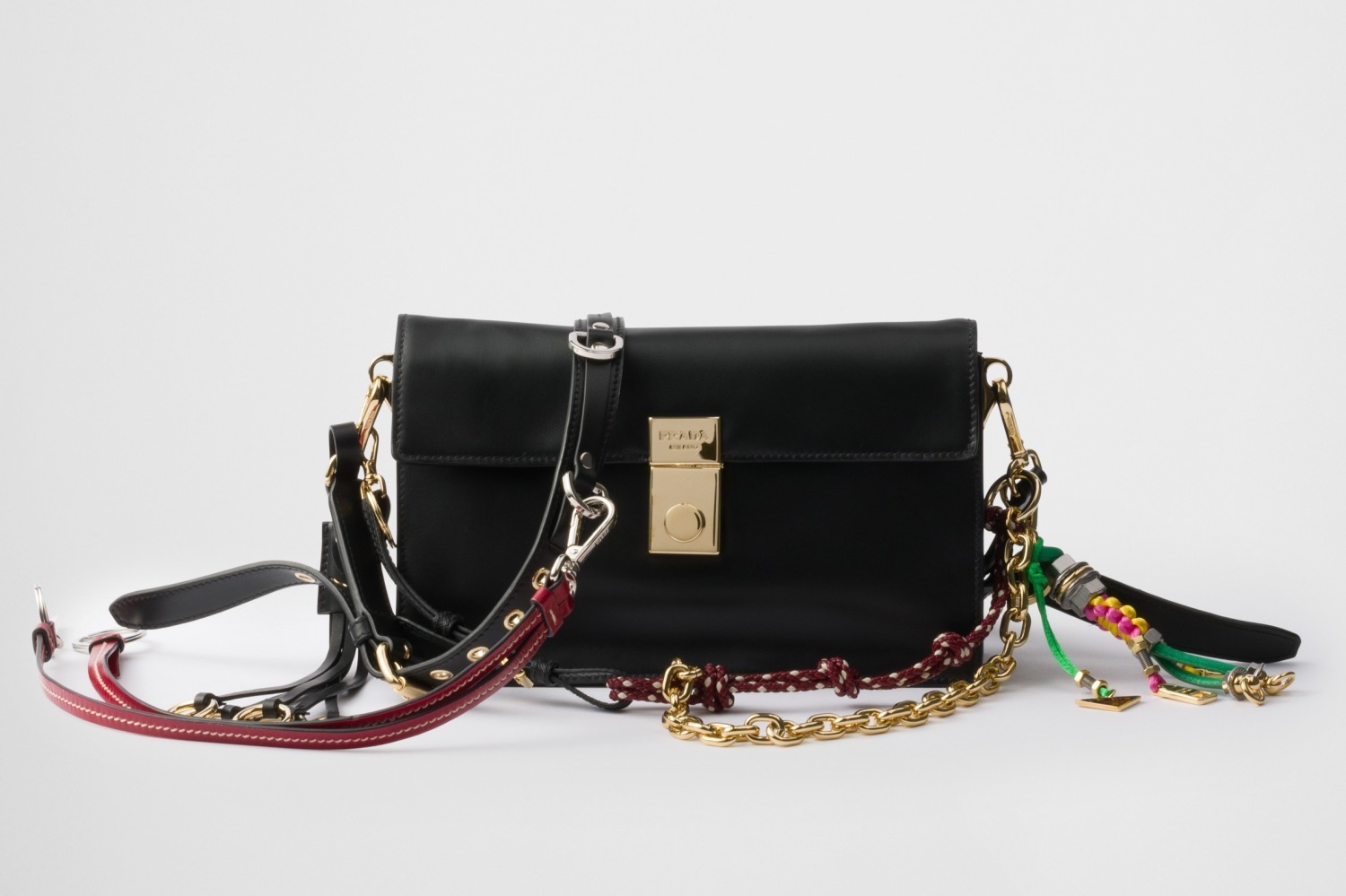 厚底ブーツ｜プラダ24年クリスマス、チェーンやカラフルチャームで彩るレザーバッグ＆艶やかなバレリーナシューズも