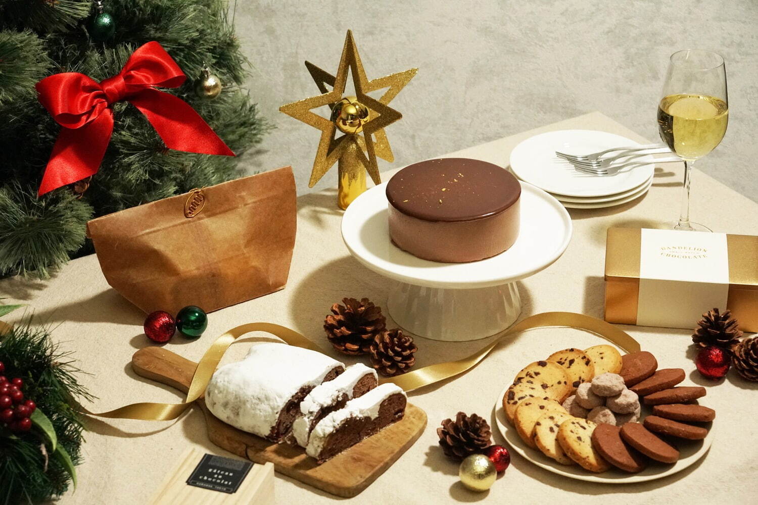ダンデライオン・チョコレート24年クリスマスチョコケーキ＆“カカオだらけ”の濃厚チョコシュトーレン｜写真1