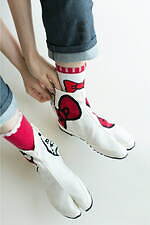 「ハローキティ」の足袋ソックスや赤いリボン柄“スリッパ感覚”つっかけ足袋、SOU・SOUから｜写真4