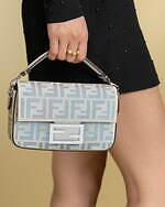 フェンディ24年冬ウィメンズ、メタリックレザーのバッグ＆キャンディ着想のキラキラチャームなど｜写真21