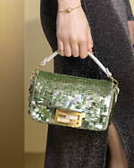 フェンディ24年冬ウィメンズ、メタリックレザーのバッグ＆キャンディ着想のキラキラチャームなど｜写真29