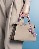 フェンディ24年冬ウィメンズ、メタリックレザーのバッグ＆キャンディ着想のキラキラチャームなど｜写真10