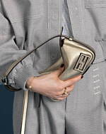 フェンディ24年冬ウィメンズ、メタリックレザーのバッグ＆キャンディ着想のキラキラチャームなど｜写真2