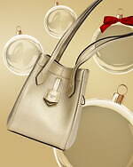 フェンディ24年冬ウィメンズ、メタリックレザーのバッグ＆キャンディ着想のキラキラチャームなど｜写真41