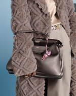 フェンディ24年冬ウィメンズ、メタリックレザーのバッグ＆キャンディ着想のキラキラチャームなど｜写真3