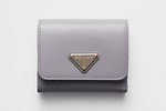 プラダ(PRADA) トライアングルロゴ｜写真1