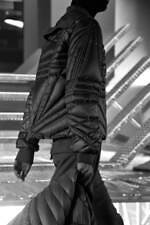 モンクレール + リック・オウエンス 24年秋冬、放射状キルティングのダウンジャケットなど｜写真6