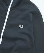 フレッドペリーのジャーナル スタンダード限定トラックジャケット、サイドライン排したミニマルなデザイン｜写真6