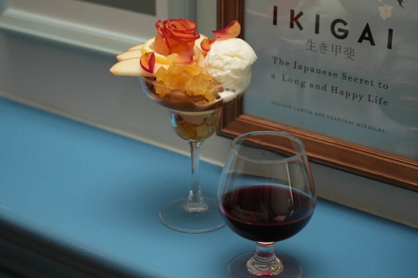 イタリアン｜「パンとエスプレッソと薔薇と。」“感情の本”と出会う夜カフェ、バラ香る季節の果物のパフェなど神戸で
