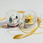 スヌーピーミュージアム24年クリスマス、“もこもこ”グッズやスノードーム作りのワークショップも｜写真6