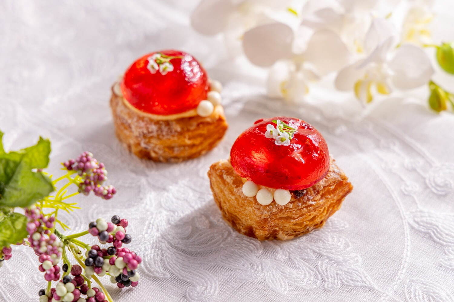 ヒルトン東京“パンが主役”の苺アフタヌーンティー、板チョコサンドやミモザ着想の花型パン｜写真6