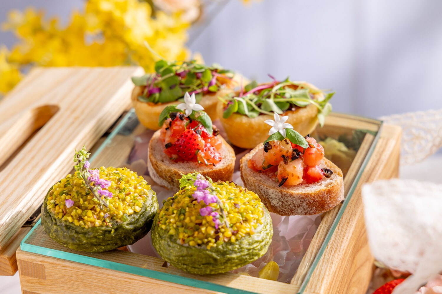 ヒルトン東京“パンが主役”の苺アフタヌーンティー、板チョコサンドやミモザ着想の花型パン｜写真14