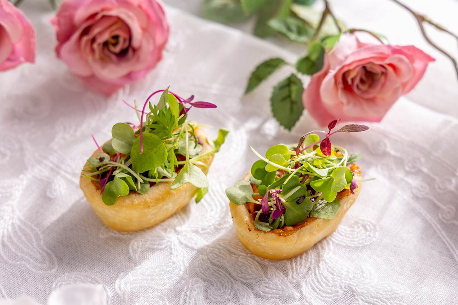 ヒルトン東京“パンが主役”の苺アフタヌーンティー、板チョコサンドやミモザ着想の花型パン｜写真13