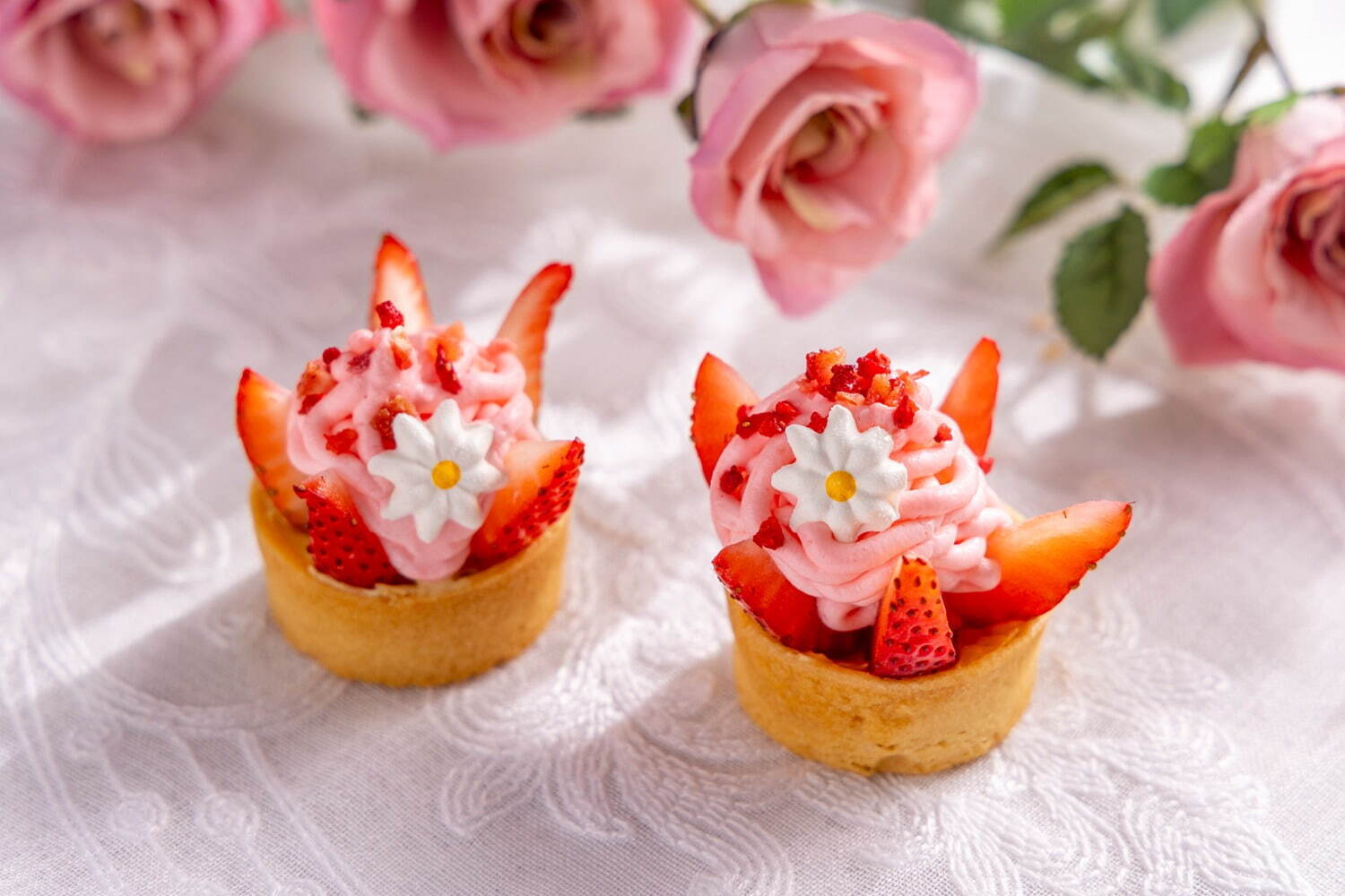 ヒルトン東京“パンが主役”の苺アフタヌーンティー、板チョコサンドやミモザ着想の花型パン｜写真15