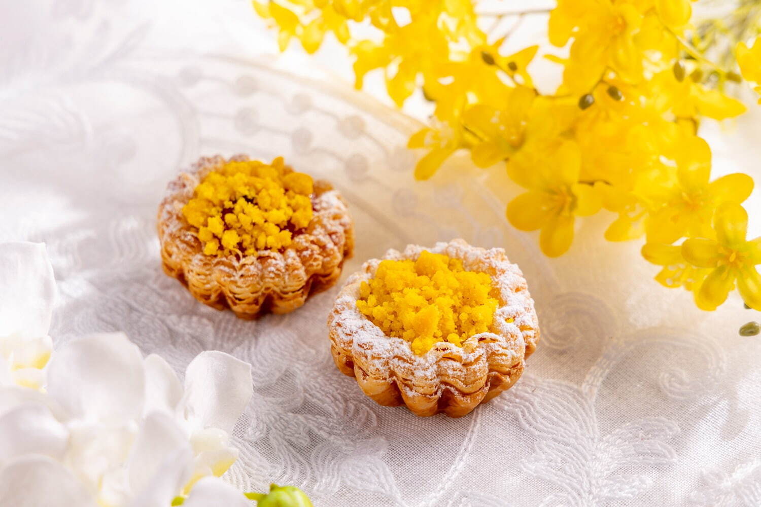 ヒルトン東京“パンが主役”の苺アフタヌーンティー、板チョコサンドやミモザ着想の花型パン｜写真3