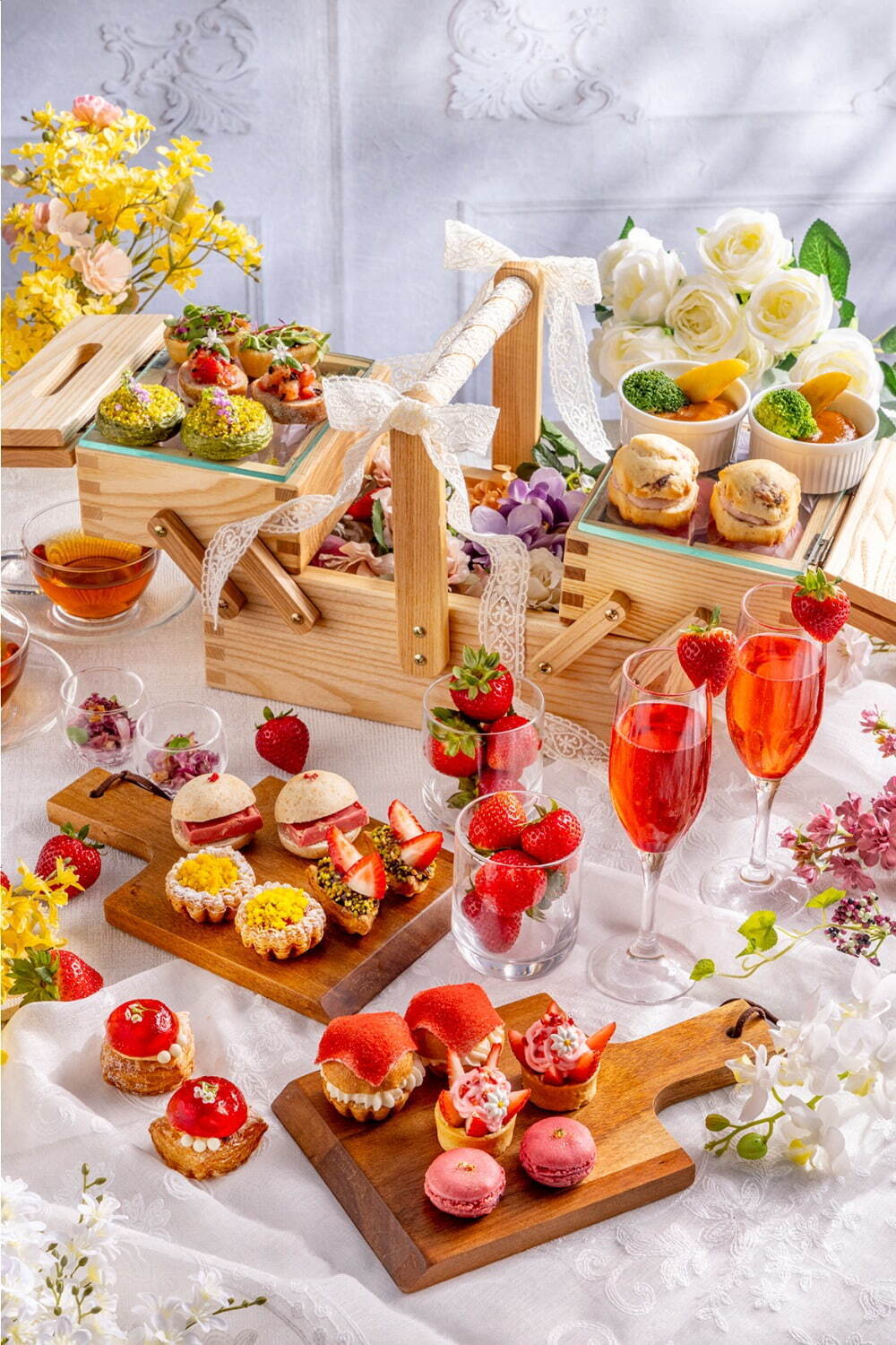 ヒルトン東京“パンが主役”の苺アフタヌーンティー、板チョコサンドやミモザ着想の花型パン｜写真17
