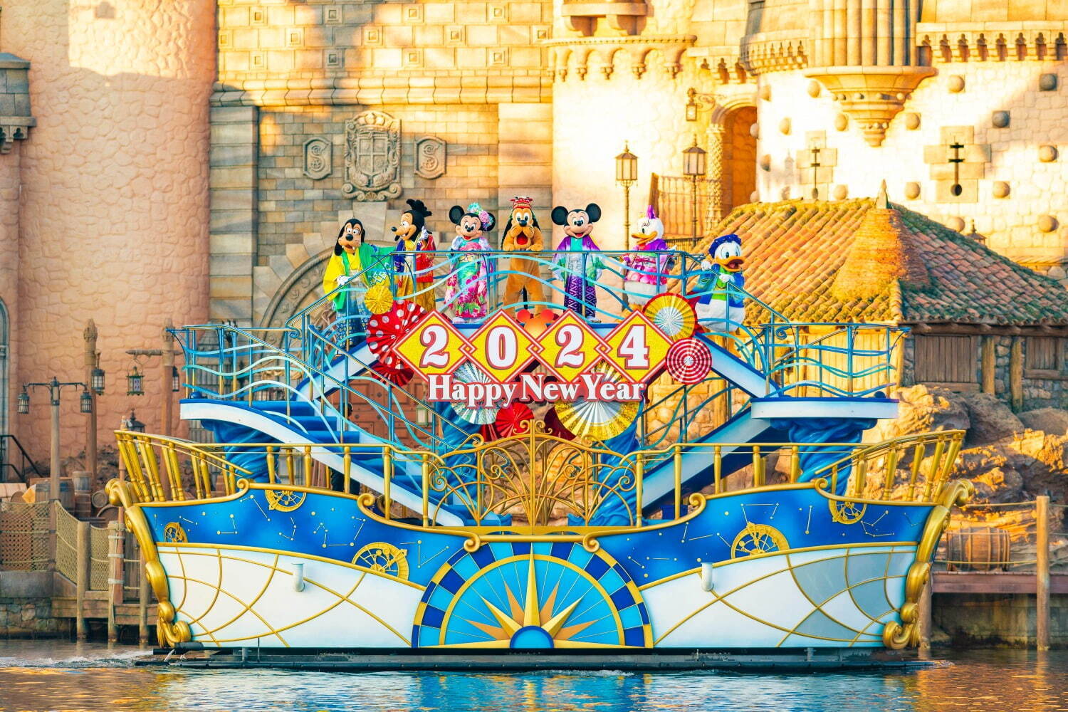 「東京ディズニーリゾートのお正月2025」和服ミッキーマウスの新年グリーティング、“ヘビ年”グッズも｜写真3
