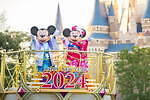 「東京ディズニーリゾートのお正月2025」和服ミッキーマウスの新年グリーティング、“ヘビ年”グッズも｜写真2
