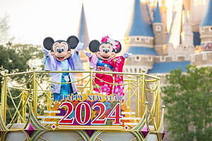 新品タグ付き お正月 2025 ぬいぐるみバッジ ミッキー ミニー