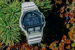 タイメックス×アンドワンダーの腕時計「アイアンマン 8ラップ」半透明素材組み合わせたモノトーンで